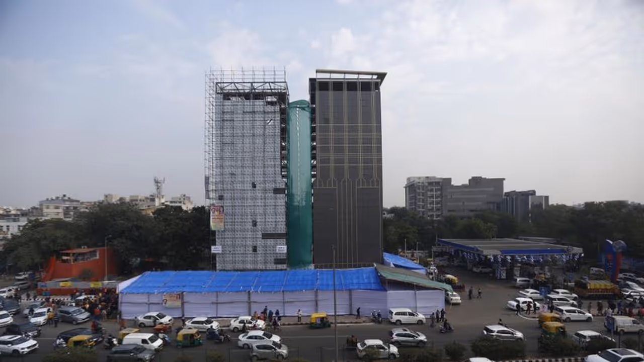 ദില്ലിയിലെ ആദ്യ പൂര്ണ്ണ ഓട്ടോമേറ്റഡ് ടവർ കാർ പാർക്കിംഗ് തുറന്നു ദില്ലിയിലെ ആദ്യ പൂര്ണ്ണ ഓട്ടോമേറ്റഡ് ടവർ കാർ പാർക്കിംഗ് തുറന്നു