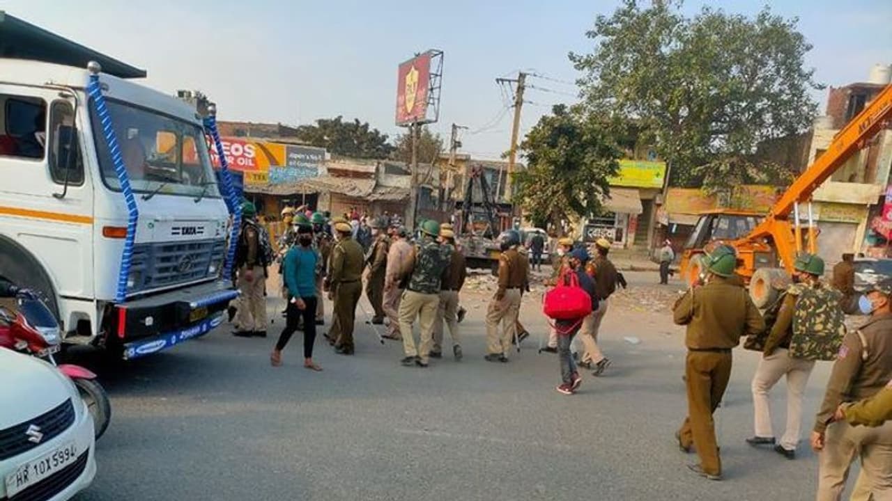 മണിക്കൂറുകള് നീണ്ട പ്രതിഷേധം; ദില്ലിയിലെ ബുറാഡിയില് കര്ഷക മാര്ച്ചിന് അനുമതി, ബാരിക്കേഡുകള് നീക്കം ചെയ്തു മണിക്കൂറുകള് നീണ്ട പ്രതിഷേധം; ദില്ലിയിലെ ബുറാഡിയില് കര്ഷക മാര്ച്ചിന് അനുമതി, ബാരിക്കേഡുകള് നീക്കം ചെയ്തു