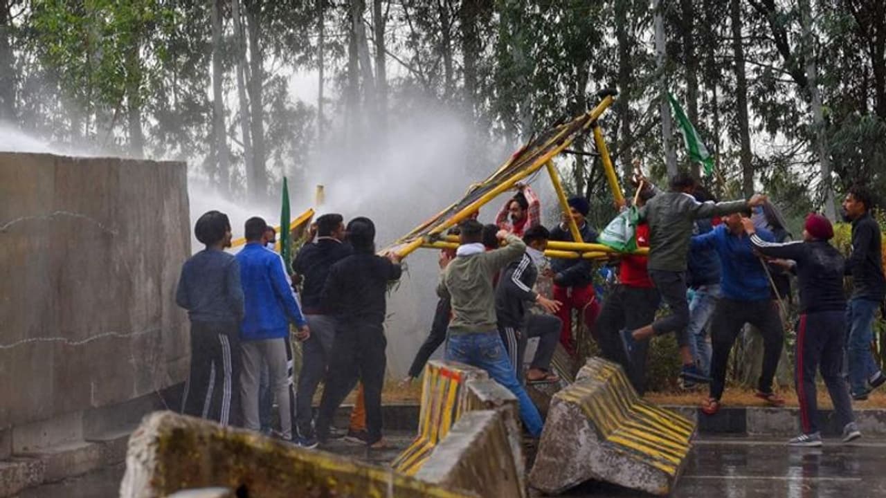 बुराड़ी के निरंकारी ग्राउंड में किसानों को प्रदर्शन की इजाजत, राहुल गांधी बोले ये तो बस शुरुआत है