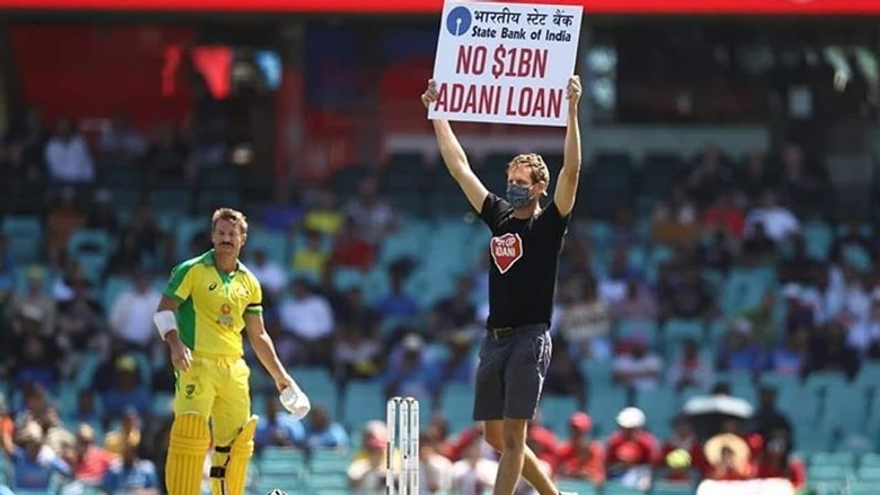 সুদূর সিডনির ক্রিকেট মাঠে আদানিদের বিরুদ্ধে প্রতিবাদ, পোস্টার হাতে মাঠে ঢুকল দর্শক সুদূর সিডনির ক্রিকেট মাঠে আদানিদের বিরুদ্ধে প্রতিবাদ, পোস্টার হাতে মাঠে ঢুকল দর্শক
