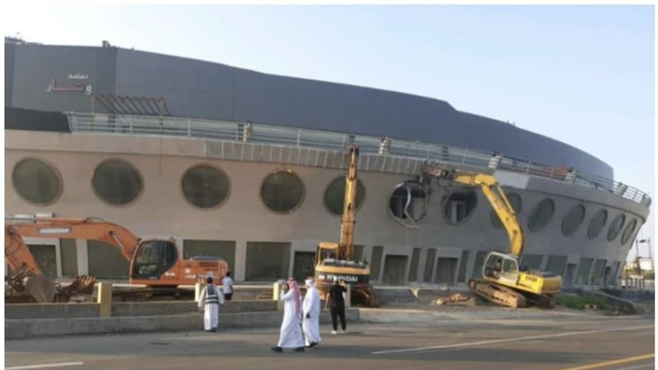 ജിദ്ദയിലെ 'കപ്പൽ കെട്ടിടം' മുനിസിപ്പാലിറ്റി അധികൃതര് പൊളിച്ചു ജിദ്ദയിലെ 'കപ്പൽ കെട്ടിടം' മുനിസിപ്പാലിറ്റി അധികൃതര് പൊളിച്ചു