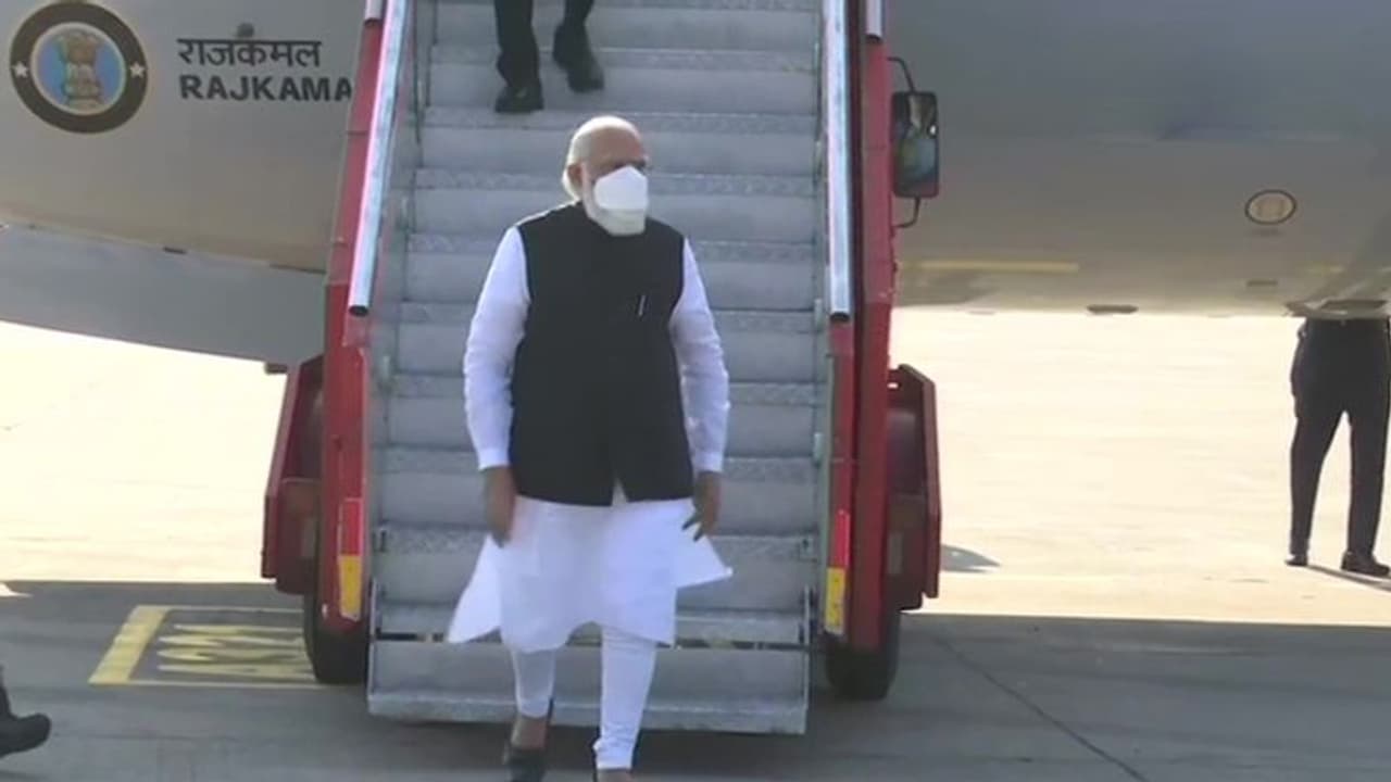 ప్రధాని హైదరాబాద్ పర్యటన.. కేసీఆర్ కు ఆహ్వానం ఎందుకు అందలేదంటే..: లక్ష్మణ్ ప్రధాని హైదరాబాద్ పర్యటన.. కేసీఆర్ కు ఆహ్వానం ఎందుకు అందలేదంటే..: లక్ష్మణ్