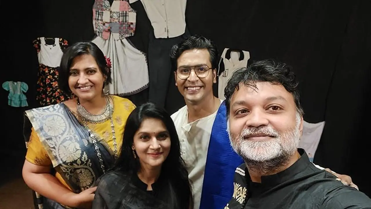 খোকার রিসেপশনে জমিয়ে নাচলেন সৃজিত, 'Lungi Dance' ব়্যাপে বাজিমাত বৌভাতের আসর খোকার রিসেপশনে জমিয়ে নাচলেন সৃজিত, 'Lungi Dance' ব়্যাপে বাজিমাত বৌভাতের আসর