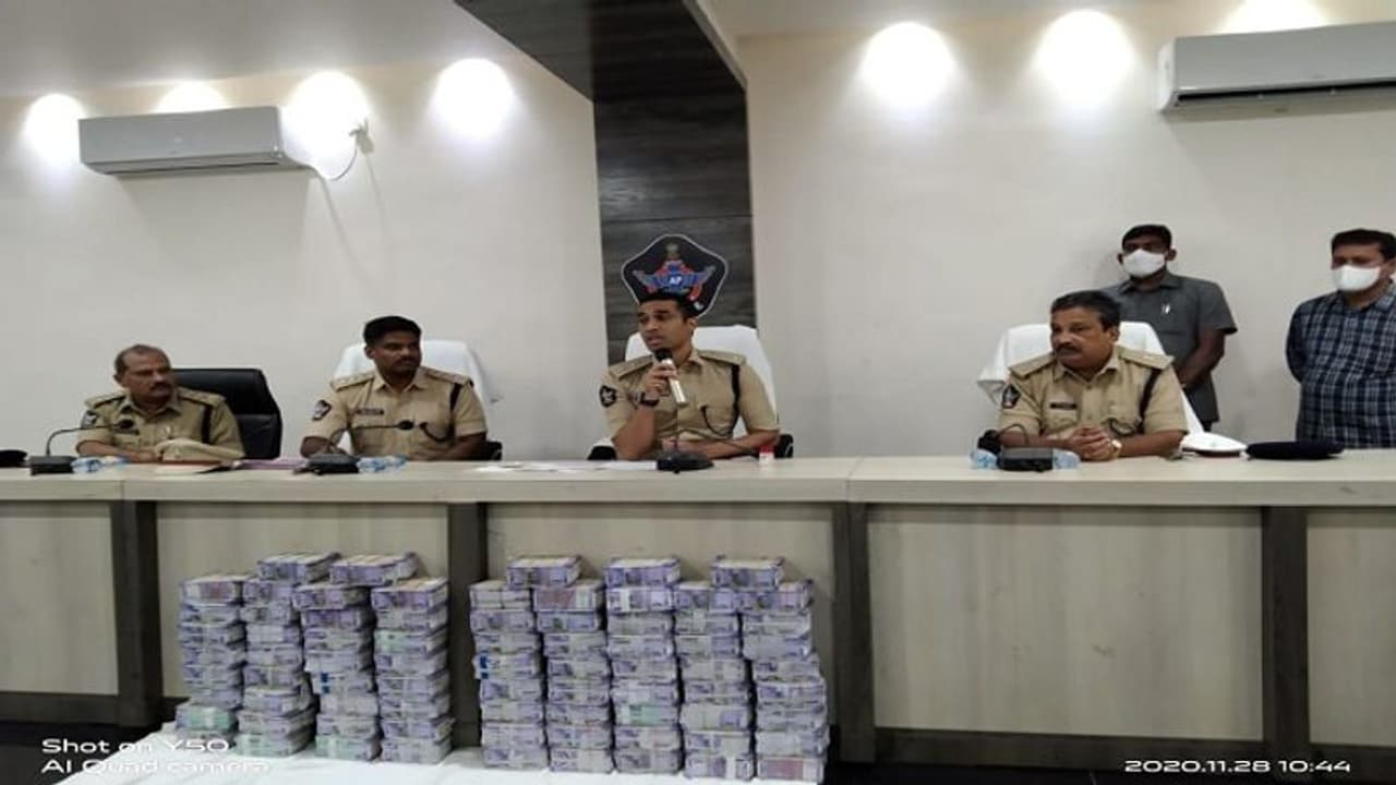 యూ ట్యూబ్ లో చూసి బ్యాంక్ దోపిడీ.. 77 లక్షలు చోరీ, 72 గంటల్లో చేధించిన పోలీసులు.. యూ ట్యూబ్ లో చూసి బ్యాంక్ దోపిడీ.. 77 లక్షలు చోరీ, 72 గంటల్లో చేధించిన పోలీసులు..