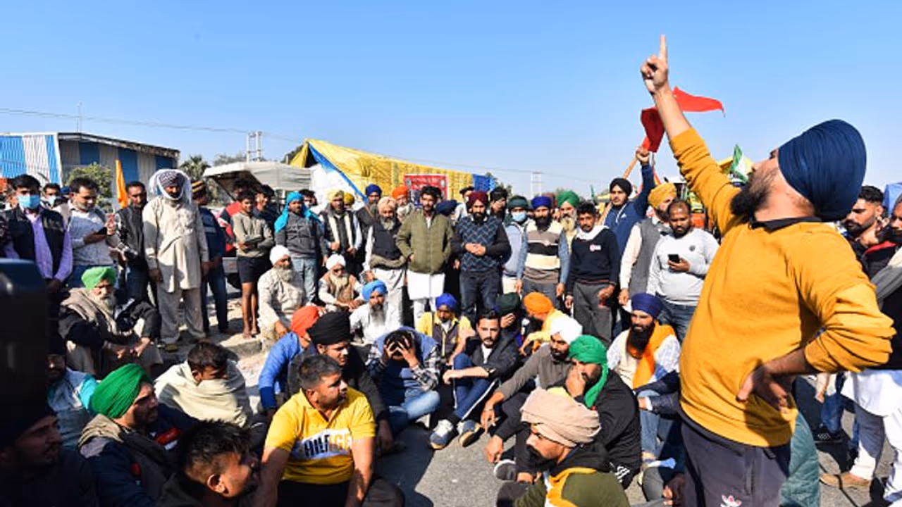 ಪಟ್ಟು ಬಿಡದ ರೈತರು: 4 ತಿಂಗಳಿಗೆ ಆಗುವಷ್ಟು ರೇಶನ್ ತಂದಿದ್ದೇವೆ, ಹೆದ್ದಾರಿ ಬಿಟ್ಟು ಕದಲುವುದಿಲ್ಲ! ಪಟ್ಟು ಬಿಡದ ರೈತರು: 4 ತಿಂಗಳಿಗೆ ಆಗುವಷ್ಟು ರೇಶನ್ ತಂದಿದ್ದೇವೆ, ಹೆದ್ದಾರಿ ಬಿಟ್ಟು ಕದಲುವುದಿಲ್ಲ!