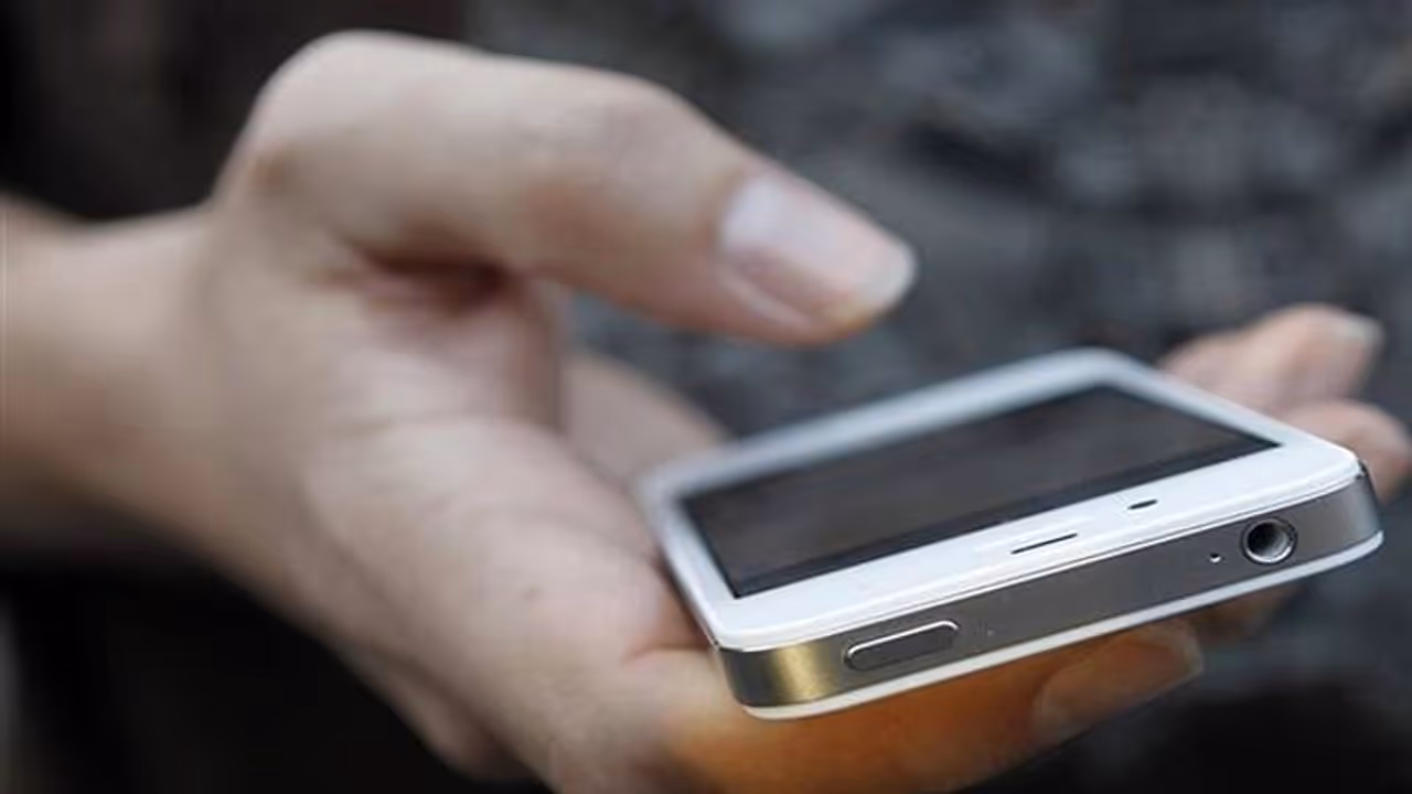 ಸಾಲ ಕಟ್ಟದಿದ್ದರೆ ಮೊಬೈಲ್ನಲ್ಲಿ ಯುವತಿಯರ ಮಾನ ಹರಾಜು..! ಸಾಲ ಕಟ್ಟದಿದ್ದರೆ ಮೊಬೈಲ್ನಲ್ಲಿ ಯುವತಿಯರ ಮಾನ ಹರಾಜು..!