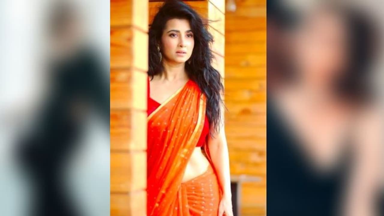 শিফনের ফাঁকে উঁকি মারছে ফ্ল্যাট কোমর, মনামীর বয়সের সঙ্গে বাড়ছে গ্ল্যামার শিফনের ফাঁকে উঁকি মারছে ফ্ল্যাট কোমর, মনামীর বয়সের সঙ্গে বাড়ছে গ্ল্যামার