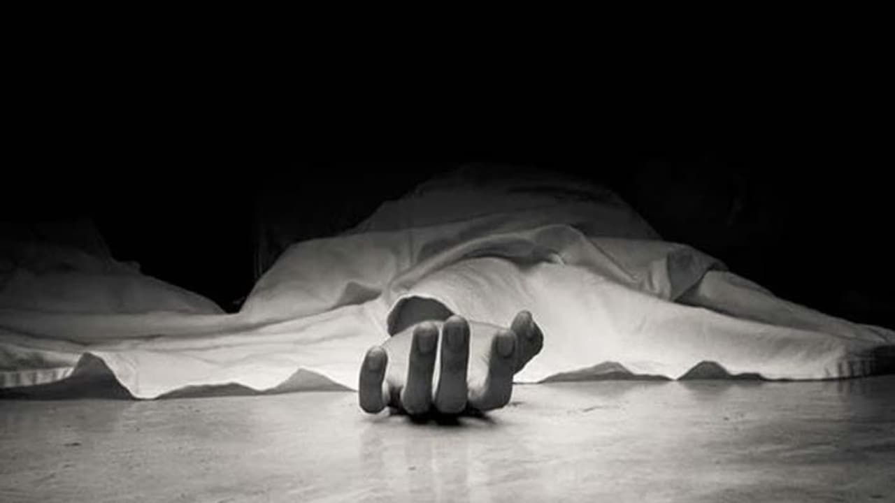 మహిళను హత్య చేసి.. చేయి నరికి ఎత్తుకెళ్లిన దుండగులు... మహిళను హత్య చేసి.. చేయి నరికి ఎత్తుకెళ్లిన దుండగులు...