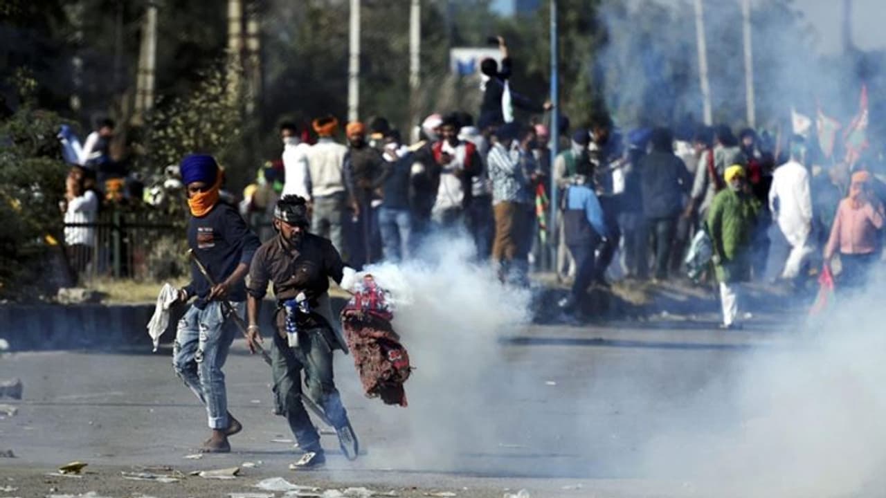 हरियाणा में किसानों पर केस. पुलिस से उलझने, बैरिकेड तोड़ने और हत्या के प्रयास में 11 नेता नामजद हरियाणा में किसानों पर केस. पुलिस से उलझने, बैरिकेड तोड़ने और हत्या के प्रयास में 11 नेता नामजद