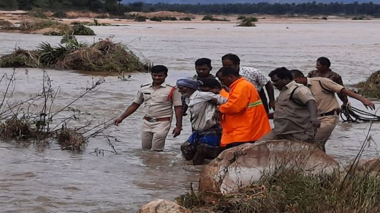నెల్లూరు నీవానదిలో చిక్కుకున్న వృద్ధుడు.. (వీడియో) నెల్లూరు నీవానదిలో చిక్కుకున్న వృద్ధుడు.. (వీడియో)