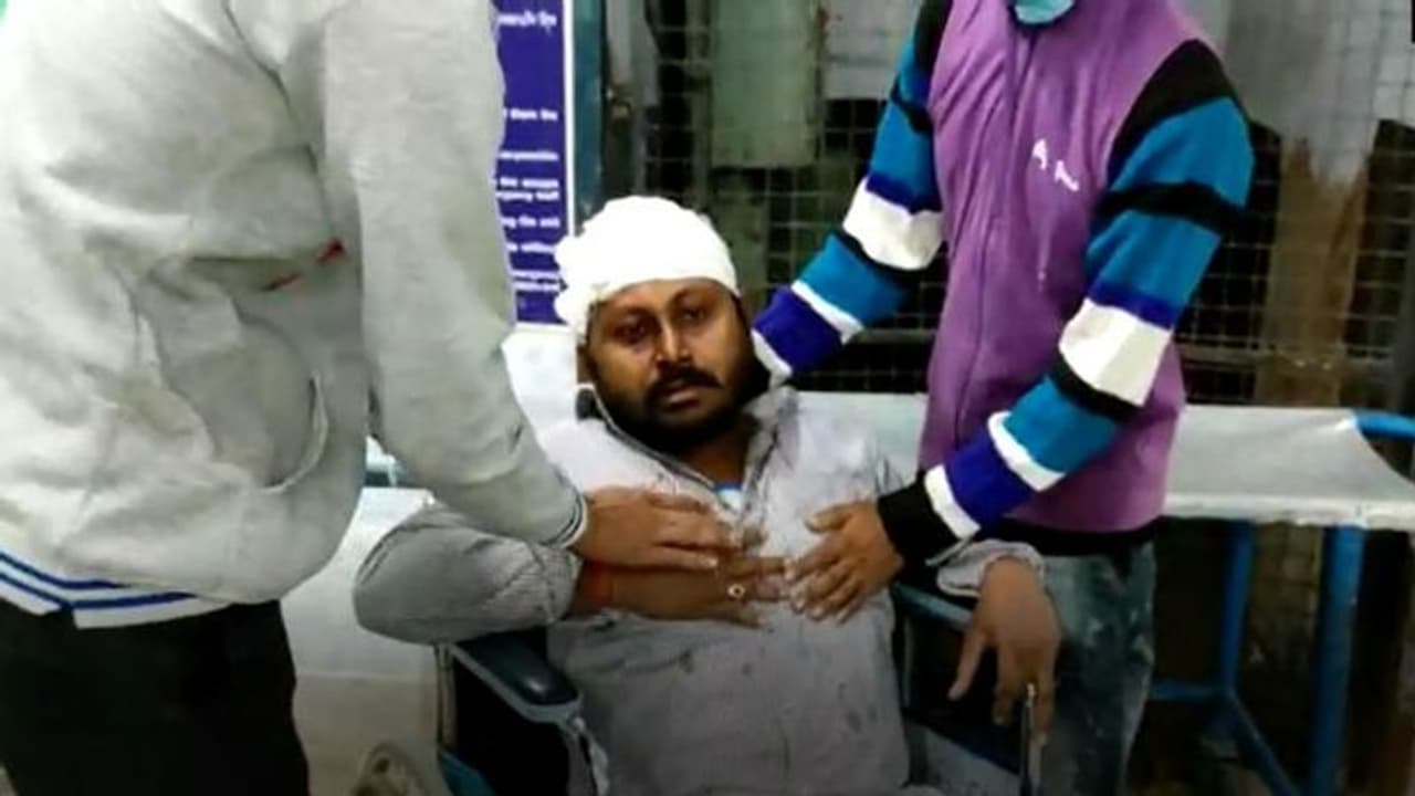 ভোটার তালিকা সংশোধন ঘিরে বিজেপির উপর অতর্কিত হামলা, বাঁশ রড দিয়ে মারধরের অভিযোগ ভোটার তালিকা সংশোধন ঘিরে বিজেপির উপর অতর্কিত হামলা, বাঁশ রড দিয়ে মারধরের অভিযোগ