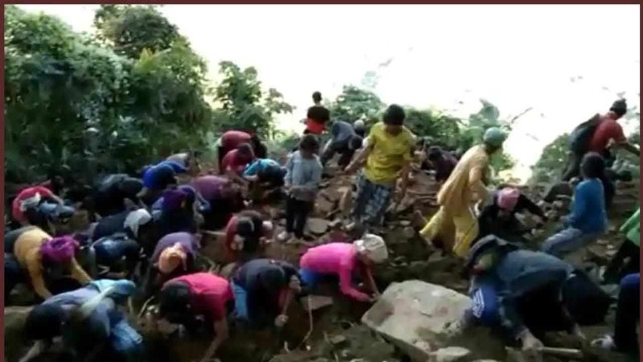 ഗ്രാമത്തില് ഒരു ദിവസം വെളുത്തപ്പോള് നിറയെ 'വജ്രം'; വാരിപ്പെറുക്കി നാട്ടുകാര്; അന്വേഷണത്തിന് സര്ക്കാര് ഗ്രാമത്തില് ഒരു ദിവസം വെളുത്തപ്പോള് നിറയെ 'വജ്രം'; വാരിപ്പെറുക്കി നാട്ടുകാര്; അന്വേഷണത്തിന് സര്ക്കാര്