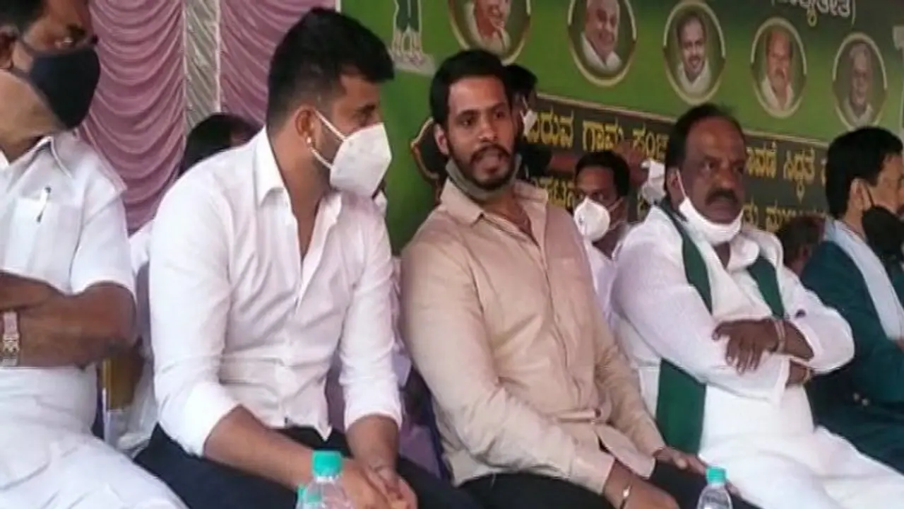 ಬಾ ಗುರೂ ಮಾತನಾಡೋಣ: ಮುನಿಸು ಮರೆತು ಒಂದಾದ ಅಣ್ತಮ್ಮಾಸ್ ಬಾ ಗುರೂ ಮಾತನಾಡೋಣ: ಮುನಿಸು ಮರೆತು ಒಂದಾದ ಅಣ್ತಮ್ಮಾಸ್