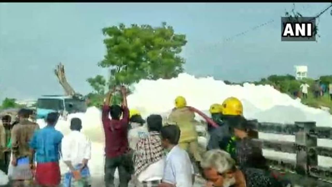 15 அடி உயரம் வரை பொங்கிய நுரை... செல்லூர் ராஜு பகுதியில் பரபரப்பு..! 15 அடி உயரம் வரை பொங்கிய நுரை... செல்லூர் ராஜு பகுதியில் பரபரப்பு..!