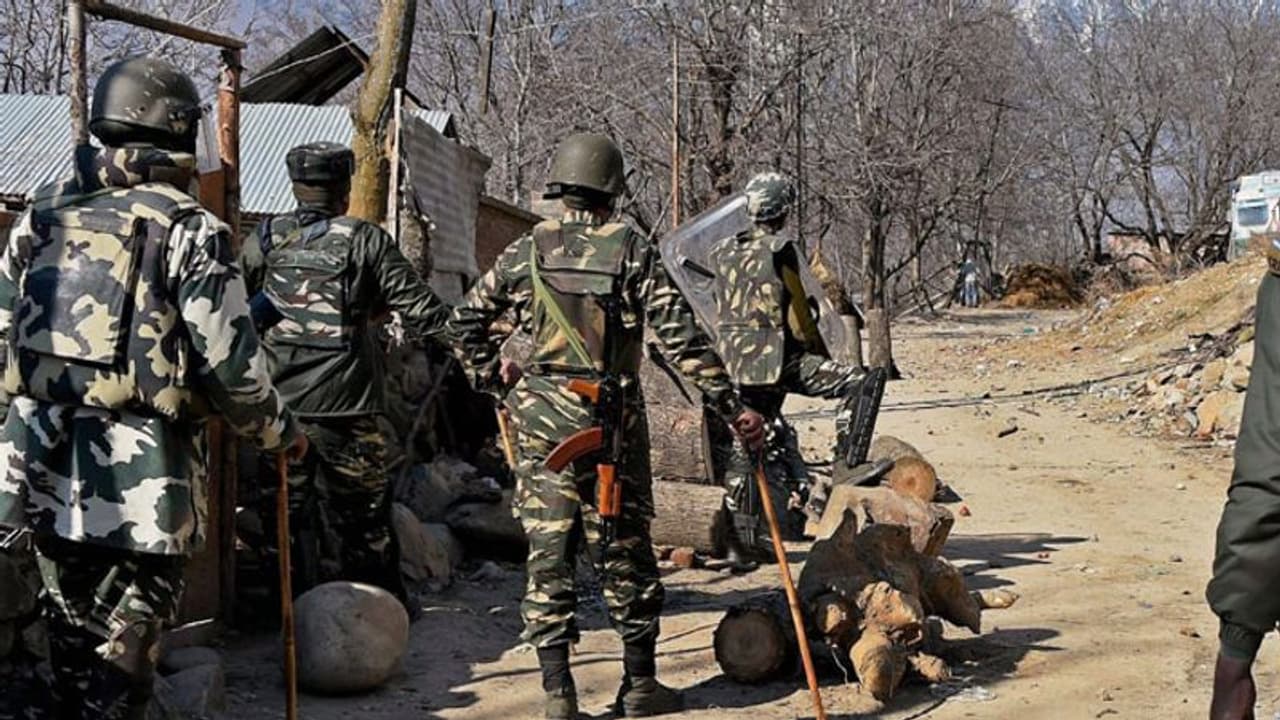 जम्मू कश्मीर के कुलगाम में आईईडी ब्लास्ट, सुरक्षाबलों ने शुरू किया तलाशी अभियान