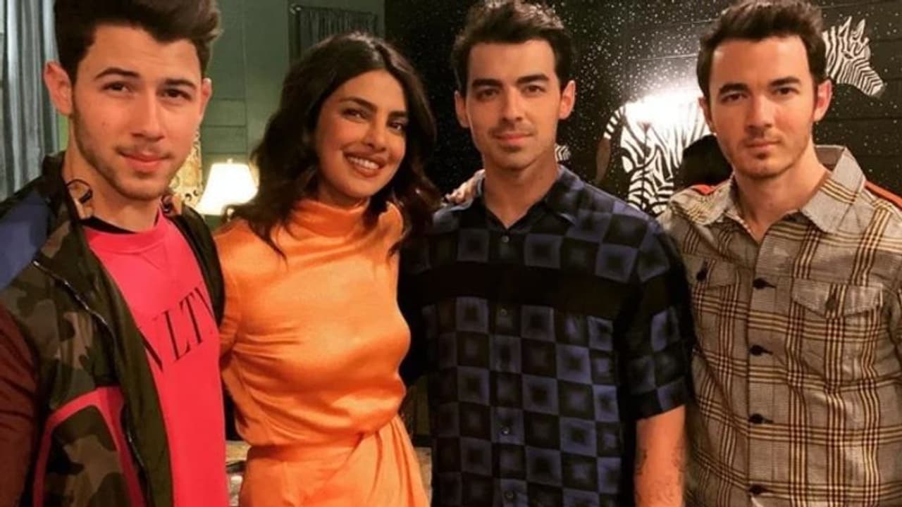 प्रियंका के पति निक और जोनस ब्रदर्स पर महिला ने लगाया गंभीर आरोप, नहीं आया एक्ट्रेस का कोई रिएक्शन प्रियंका के पति निक और जोनस ब्रदर्स पर महिला ने लगाया गंभीर आरोप, नहीं आया एक्ट्रेस का कोई रिएक्शन