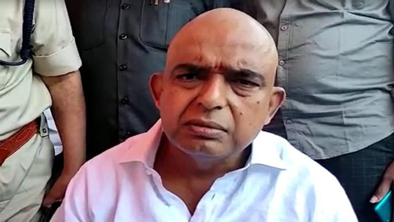 మంత్రి పేర్నినానిపై మేస్త్రీ దాడి: సురక్షితంగా బయటపడిన మినిష్టర్ (వీడియో) మంత్రి పేర్నినానిపై మేస్త్రీ దాడి: సురక్షితంగా బయటపడిన మినిష్టర్ (వీడియో)