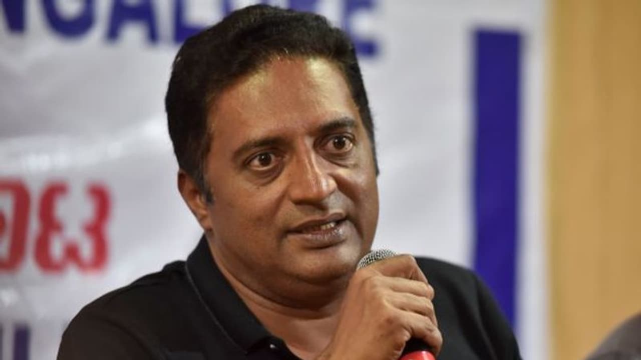 'మా' ఎలక్షన్స్: జయసుధ, శ్రీకాంత్ లతో పాటు 27మంది సభ్యులతో కూడిన ప్రకాష్ ప్యానల్ ఇదే 'మా' ఎలక్షన్స్: జయసుధ, శ్రీకాంత్ లతో పాటు 27మంది సభ్యులతో కూడిన ప్రకాష్ ప్యానల్ ఇదే