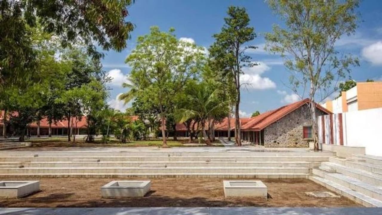 അങ്കണത്തിലെ ഒറ്റമരം പോലും മുറിക്കാതെ ഒരു പ്രകൃതിസൗഹാർദ്ദ സ്കൂൾ നിർമ്മാണം അങ്കണത്തിലെ ഒറ്റമരം പോലും മുറിക്കാതെ ഒരു പ്രകൃതിസൗഹാർദ്ദ സ്കൂൾ നിർമ്മാണം