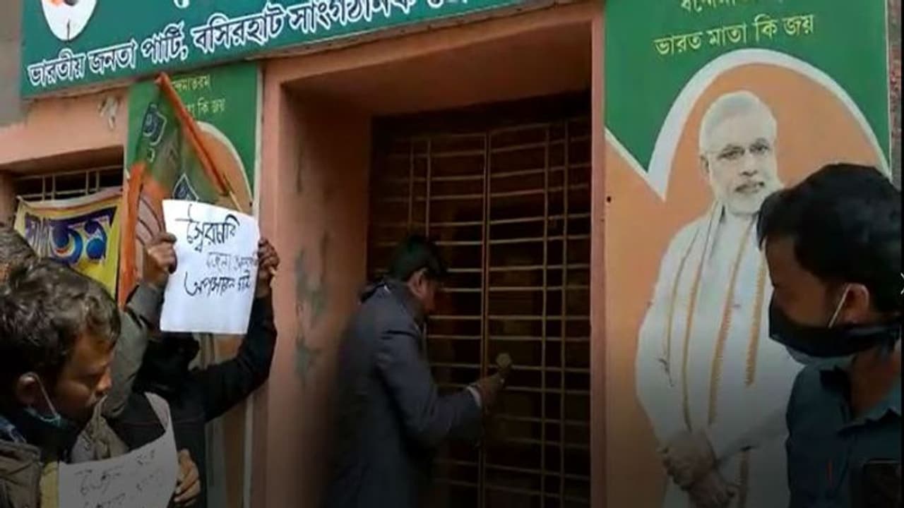 ফের প্রকাশ্যে বিজেপির গোষ্ঠী কোন্দল, দলীয় কার্যালয়ে তালা ঝোলাল দলের একাংশ ফের প্রকাশ্যে বিজেপির গোষ্ঠী কোন্দল, দলীয় কার্যালয়ে তালা ঝোলাল দলের একাংশ