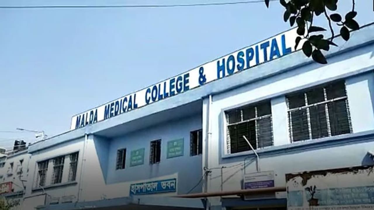 পরপর ৪টি মেয়ে,'পুত্র নেই কেন', স্ত্রীকে শাবল দিয়ে খুনের চেষ্টা করল স্বামী পরপর ৪টি মেয়ে,'পুত্র নেই কেন', স্ত্রীকে শাবল দিয়ে খুনের চেষ্টা করল স্বামী