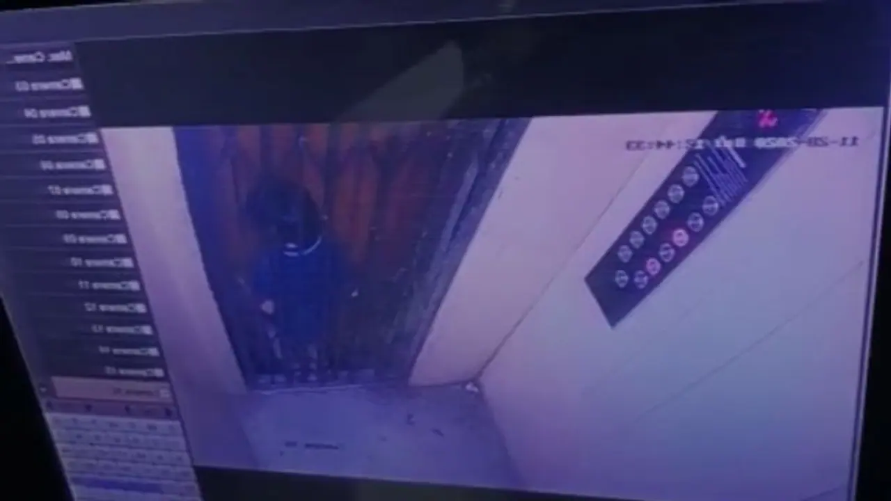 लिफ्ट में फंसे 5 साल के बच्चे की मौत, सीसीटीवी में कैद हुआ हादसा लिफ्ट में फंसे 5 साल के बच्चे की मौत, सीसीटीवी में कैद हुआ हादसा