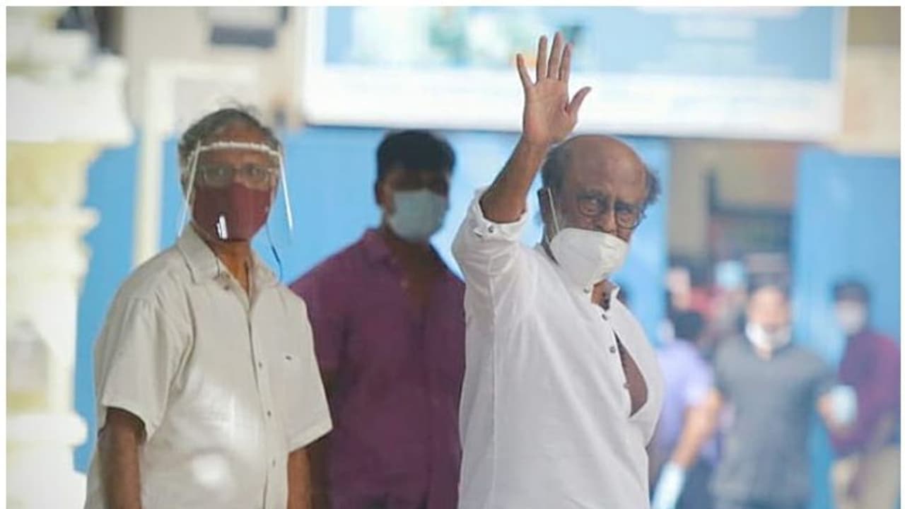 'രജനീകാന്ത് മുഖ്യമന്ത്രി സ്ഥാനാര്ത്ഥി ആകണം'; മുദ്രാവാക്യം വിളികളുമായി ആരാധകര്, യോഗം തുടരുന്നു 'രജനീകാന്ത് മുഖ്യമന്ത്രി സ്ഥാനാര്ത്ഥി ആകണം'; മുദ്രാവാക്യം വിളികളുമായി ആരാധകര്, യോഗം തുടരുന്നു