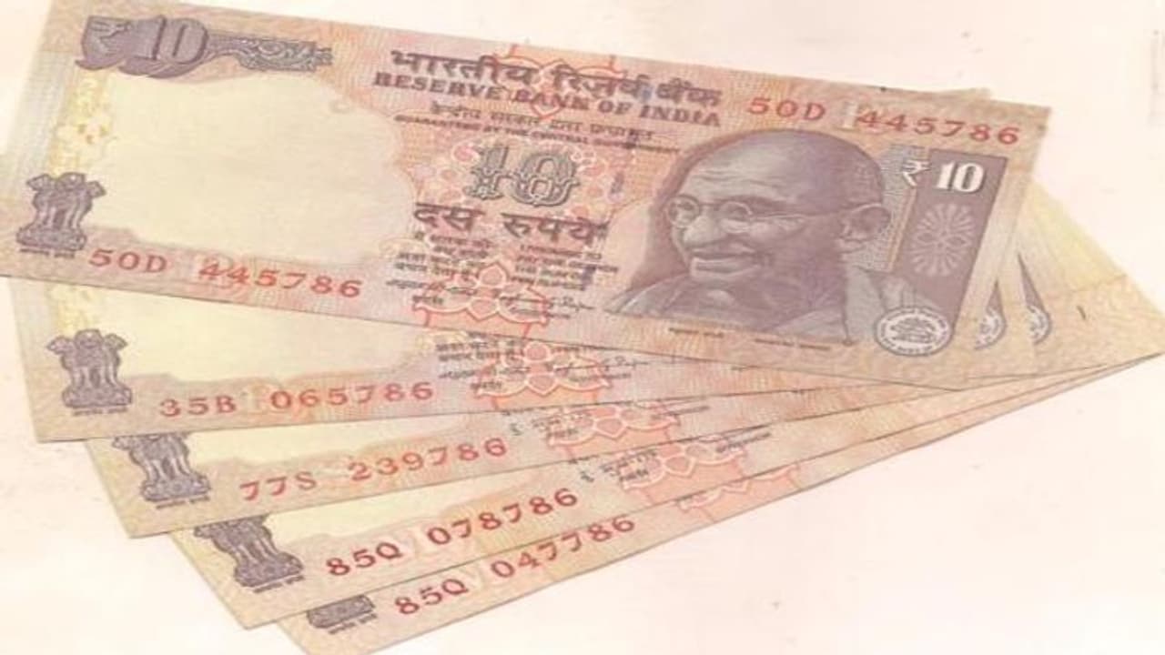 గుంటూరు జిల్లాలో అరాచకం: మహిళపై వడ్డీవ్యాపారి దాడి, ఇల్లు ధ్వంసం గుంటూరు జిల్లాలో అరాచకం: మహిళపై వడ్డీవ్యాపారి దాడి, ఇల్లు ధ్వంసం