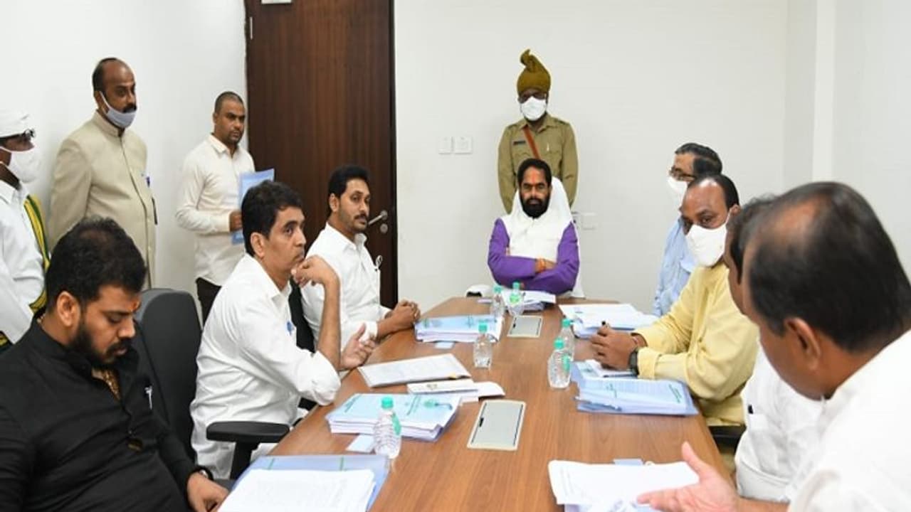 చిన్నారులకు సీఎం జగన్ మేనమామగా మారారు.. బుగ్గన చిన్నారులకు సీఎం జగన్ మేనమామగా మారారు.. బుగ్గన