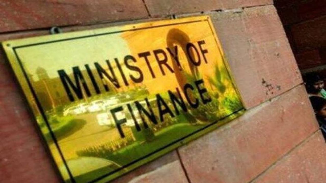 ധനമന്ത്രലായത്തിലെ രഹസ്യ വിവരങ്ങൾ ചോര്ത്തിയ താത്കാലിക ജീവനക്കാരൻ അറസ്റ്റിൽ ധനമന്ത്രലായത്തിലെ രഹസ്യ വിവരങ്ങൾ ചോര്ത്തിയ താത്കാലിക ജീവനക്കാരൻ അറസ്റ്റിൽ