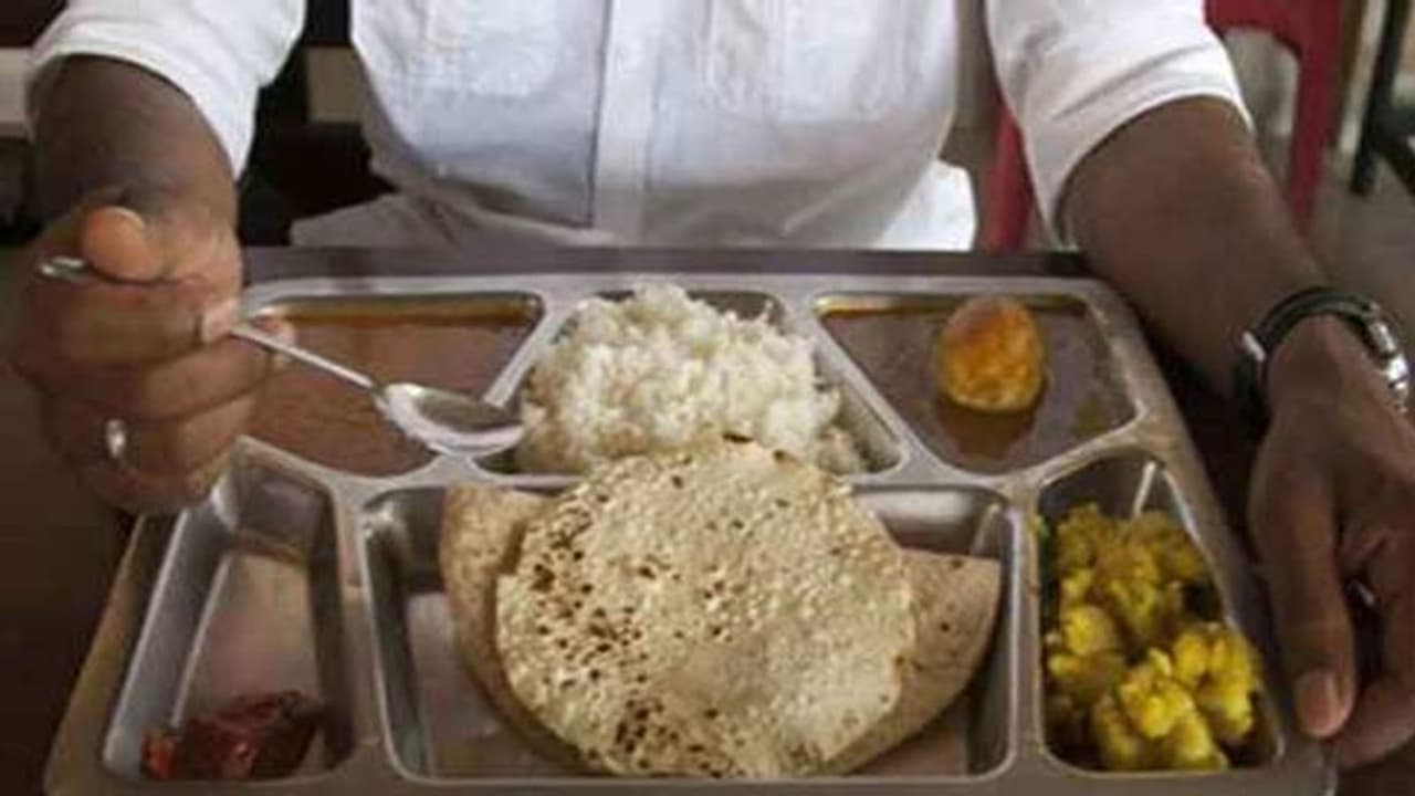 রাতে বেশ দেরী করে খান? খুব তাড়াতাড়ি এই ৫টি শারীরিক সমস্যায় ভুগতে হতে পারে রাতে বেশ দেরী করে খান? খুব তাড়াতাড়ি এই ৫টি শারীরিক সমস্যায় ভুগতে হতে পারে