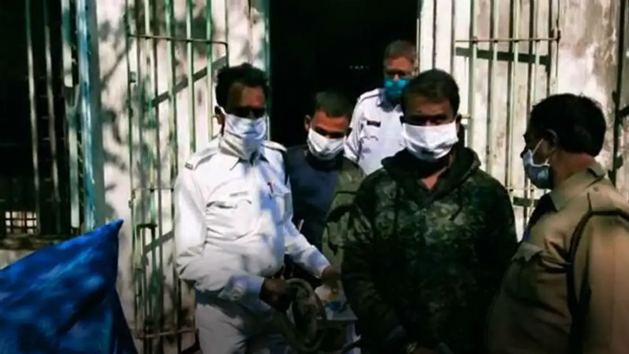 শিবপুরে ফিল্মি কায়দায় শ্যুট আউট, পুলিশের জালে ধরা পড়ল কুখ্যাত দুই সমাজবিরোধী শিবপুরে ফিল্মি কায়দায় শ্যুট আউট, পুলিশের জালে ধরা পড়ল কুখ্যাত দুই সমাজবিরোধী