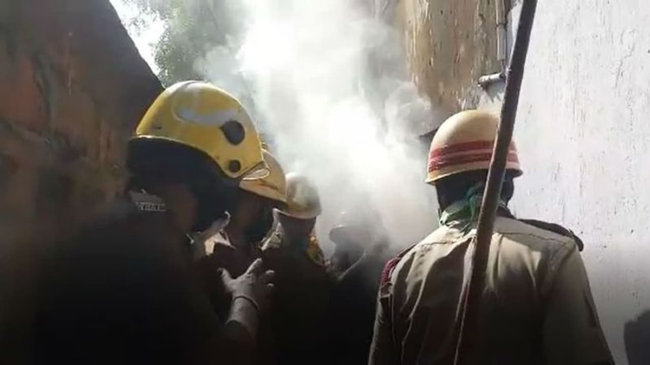 বেহালায় বাড়ির থেকে গলগল করে বেরোচ্ছে ধোঁয়া, আগুন আতঙ্কে গোটা এলাকা বেহালায় বাড়ির থেকে গলগল করে বেরোচ্ছে ধোঁয়া, আগুন আতঙ্কে গোটা এলাকা