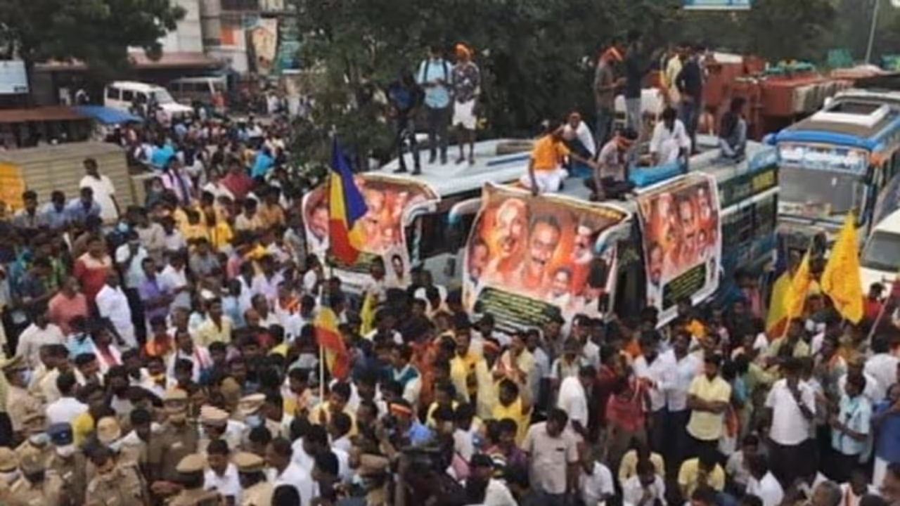 வன்னியர் சங்கத்தை தடை பண்ணுங்க... ராமதாஸ், அன்புமணி மீது வழக்கு போடுங்க... நீதிமன்றத்தில் முறையீடு..! வன்னியர் சங்கத்தை தடை பண்ணுங்க... ராமதாஸ், அன்புமணி மீது வழக்கு போடுங்க... நீதிமன்றத்தில் முறையீடு..!