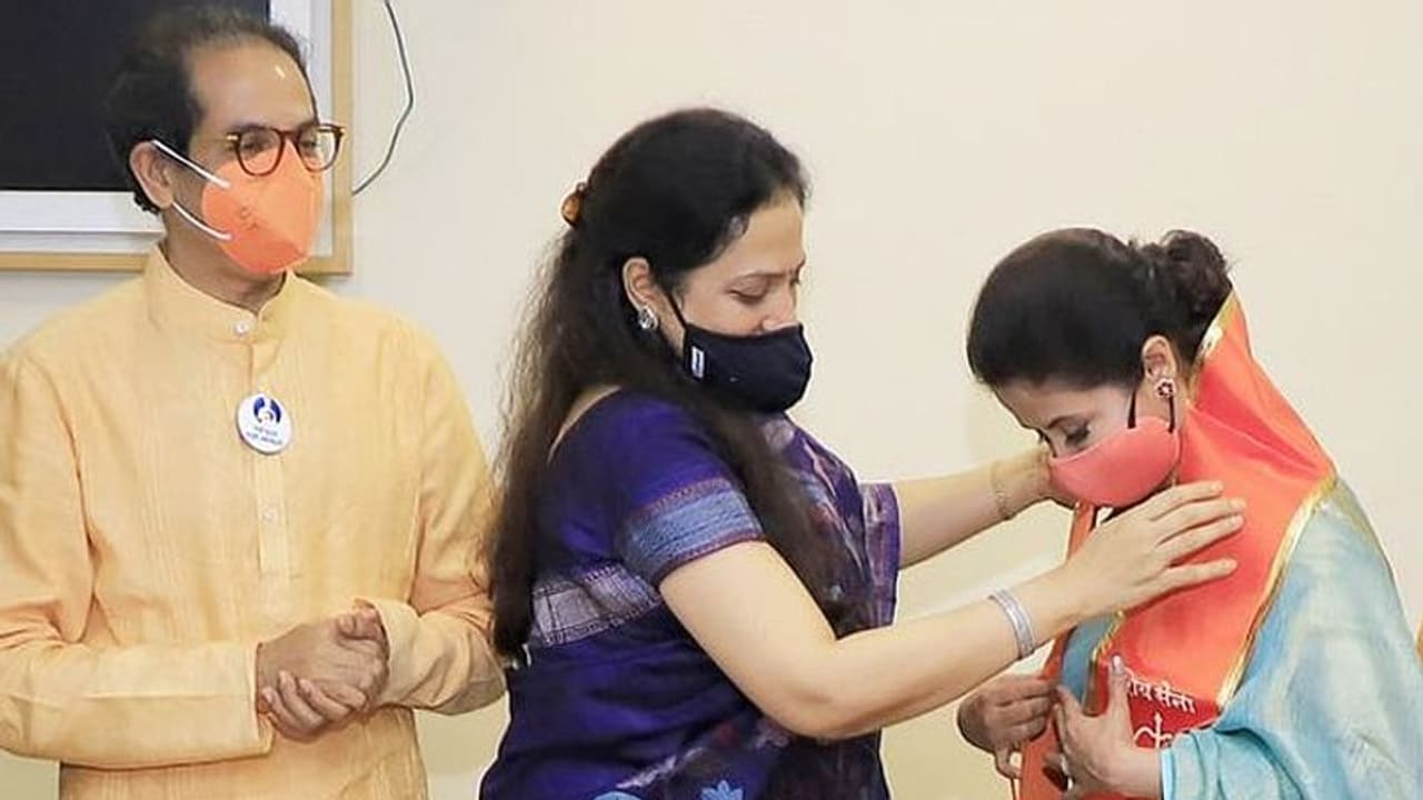 হিন্দুত্বের কারণেই কংগ্রেস ছেড়ে শিবসেনায় যোগ উর্মিলা মাতন্ডকরের , নিজেকে হিন্দু বলে দাবি অভিনেত্রীর