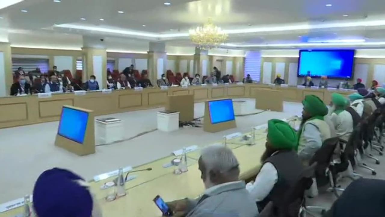 किसान आंदोलन: पहले दौर की बातचीत बेनतीजा, किसान बोले कुछ तो हासिल करेंगे चाहे गोली या शंतिपूर्ण हल किसान आंदोलन: पहले दौर की बातचीत बेनतीजा, किसान बोले कुछ तो हासिल करेंगे चाहे गोली या शंतिपूर्ण हल