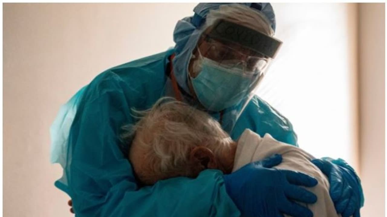 വൃദ്ധനായ കൊവിഡ് രോഗിയെ മാറോടണച്ച് ഡോക്ടർ; ഹൃദയസ്പര്‍ശിയായ ചിത്രം വൈറൽ