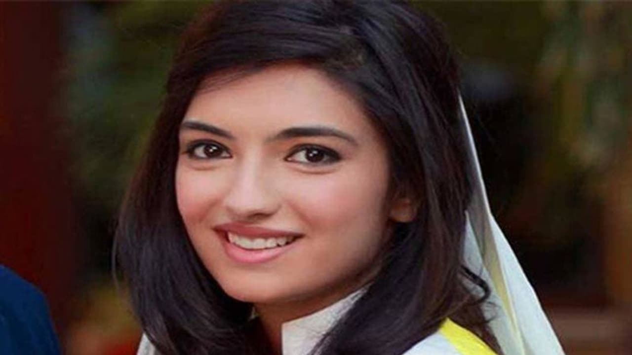 पाक राजनीति के मैदान में उतरी बेनजीर भुट्टो की छोटी बेटी आसिफा, ब्रिटेन से पूरी की है पढ़ाई पाक राजनीति के मैदान में उतरी बेनजीर भुट्टो की छोटी बेटी आसिफा, ब्रिटेन से पूरी की है पढ़ाई