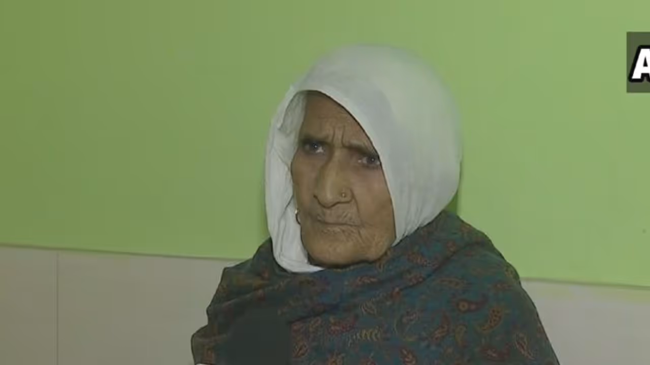 'চাষির মেয়ে' বলে হুংকার দিয়েও শেষ রক্ষা হল না, দিল্লি পুলিশ আটকাল শাহিনবাগের দাদিকে 'চাষির মেয়ে' বলে হুংকার দিয়েও শেষ রক্ষা হল না, দিল্লি পুলিশ আটকাল শাহিনবাগের দাদিকে