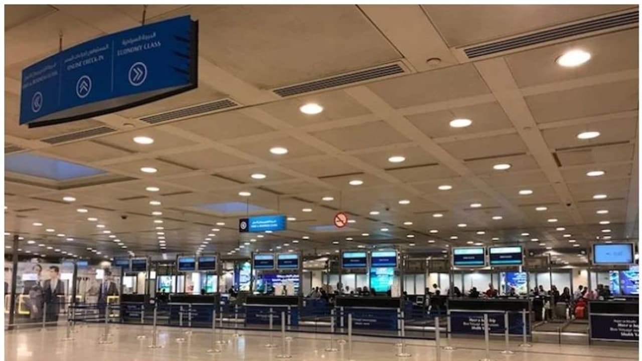 അനധികൃതമായി എത്തിയ പ്രവാസി നാടുകടത്തല്‍ നടപടികള്‍ക്കിടെ രക്ഷപ്പെട്ടു