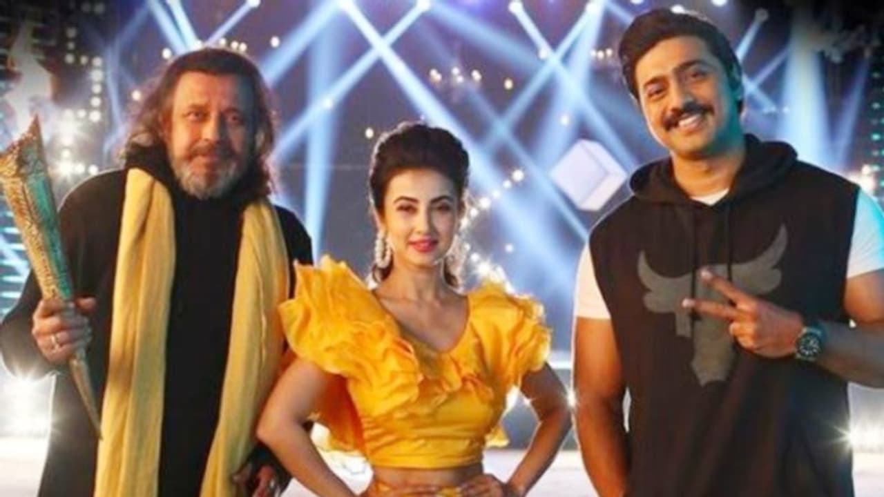 দেব মিঠুনের সঙ্গে একই মঞ্চে মনামী, Red Hot অবতারে ঝড় তুললেন অভিনেত্রী দেব মিঠুনের সঙ্গে একই মঞ্চে মনামী, Red Hot অবতারে ঝড় তুললেন অভিনেত্রী