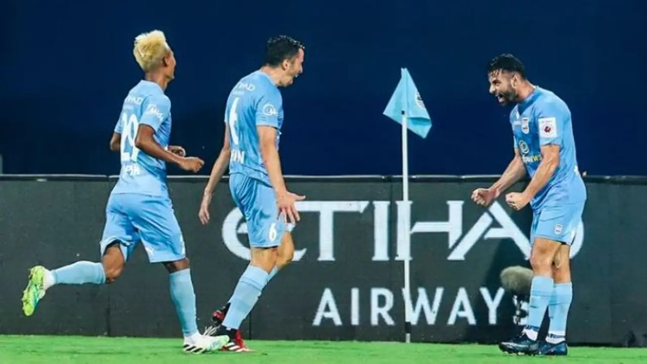 ആദ്യ പകുതിയില്‍ വഴങ്ങിയത് രണ്ട് ഗോളുകള്‍; മുംബൈ സിറ്റിക്കെതിരെ കേരള ബ്ലാസ്‌റ്റേഴ്‌സ് പിന്നില്‍