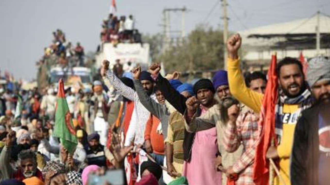 तस्वीरों में कई लोग किसान नहीं दिखते...वीके सिंह ने आंदोलन पर उठाए सवाल, आप ने कहा क्या हल और बैलों के साथ आए तस्वीरों में कई लोग किसान नहीं दिखते...वीके सिंह ने आंदोलन पर उठाए सवाल, आप ने कहा क्या हल और बैलों के साथ आए