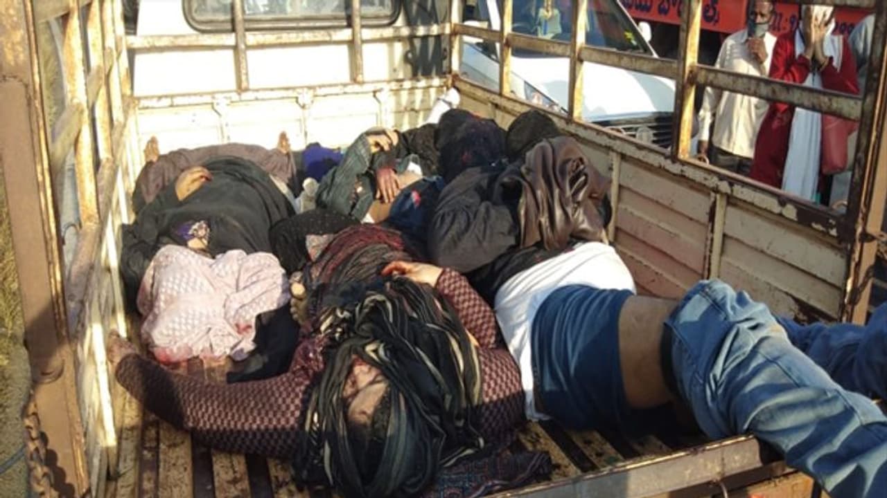 బోర్ వెల్ లారీని ఢీకొన్న కారు: చిన్నారితో సహా ఆరుగురు దుర్మరణం బోర్ వెల్ లారీని ఢీకొన్న కారు: చిన్నారితో సహా ఆరుగురు దుర్మరణం