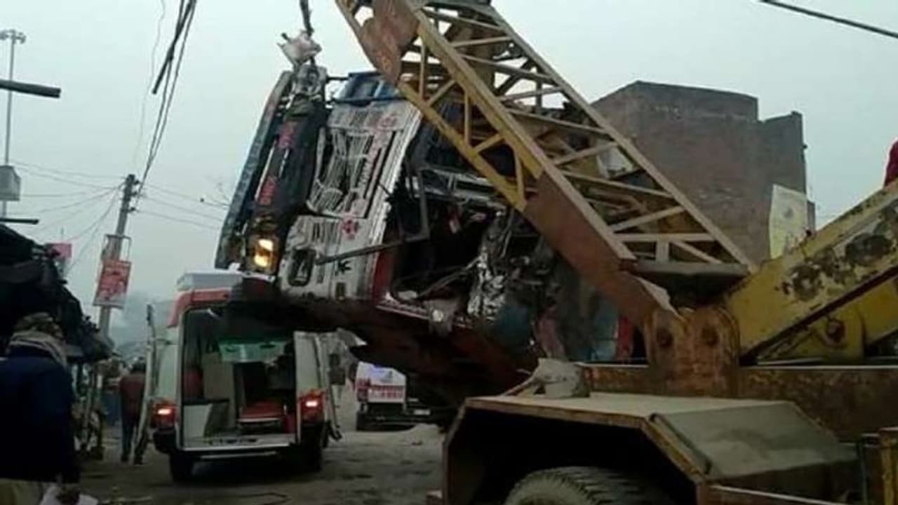 यूपी: टायर फटने से बालू से लदा ट्रक कार पर पलटा, शादी समारोह से वापस आ रहे 8 लोगों की मौके पर ही मौत यूपी: टायर फटने से बालू से लदा ट्रक कार पर पलटा, शादी समारोह से वापस आ रहे 8 लोगों की मौके पर ही मौत