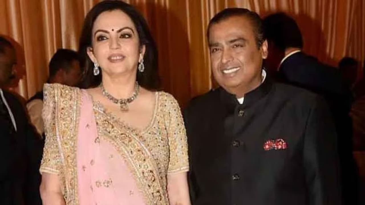 Nita Ambanis Birkin bag: ಇದು ಬರೀ ಬ್ಯಾಗಲ್ಲ, ಮಾರಿದ್ರೆ ಐಷಾರಾಮಿ ಬಂಗ್ಲೆ ಖರೀಸ್ಬೋದು! Nita Ambanis Birkin bag: ಇದು ಬರೀ ಬ್ಯಾಗಲ್ಲ, ಮಾರಿದ್ರೆ ಐಷಾರಾಮಿ ಬಂಗ್ಲೆ ಖರೀಸ್ಬೋದು!