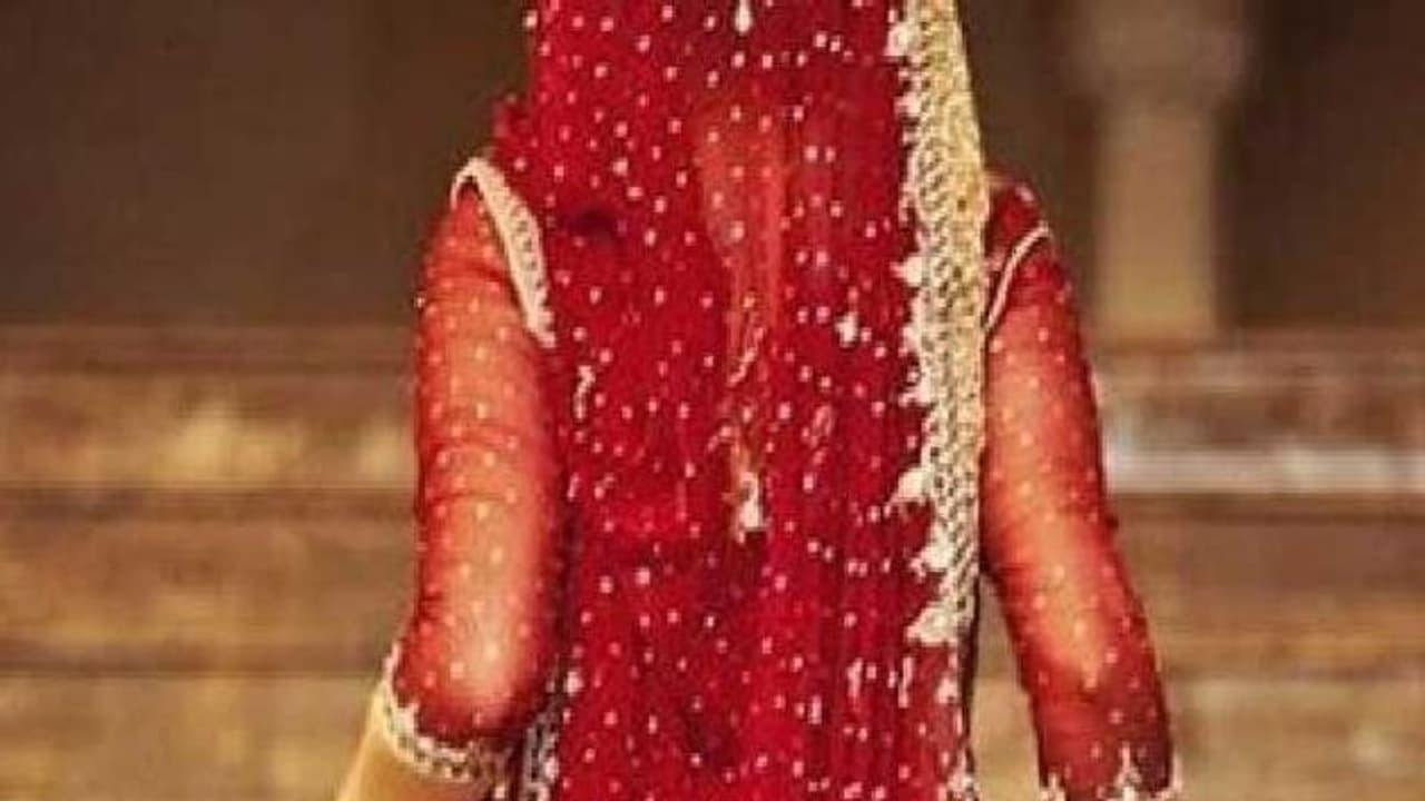 Extra Marital Affair: প্রেমিককে লুকিয়ে রেখেছে পরিবার, প্রতিবাদে সঙ্গীর বাড়ির সামনেই ধর্নায় বসলেন মহিলা