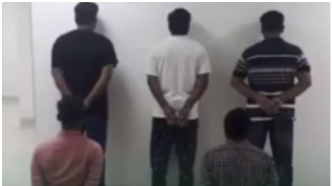 സൗദിയില് പ്രവാസികളെ ബന്ധിയാക്കി നാട്ടില് നിന്ന് പണം ആവശ്യപ്പെട്ട സംഘം പിടിയിലായി സൗദിയില് പ്രവാസികളെ ബന്ധിയാക്കി നാട്ടില് നിന്ന് പണം ആവശ്യപ്പെട്ട സംഘം പിടിയിലായി