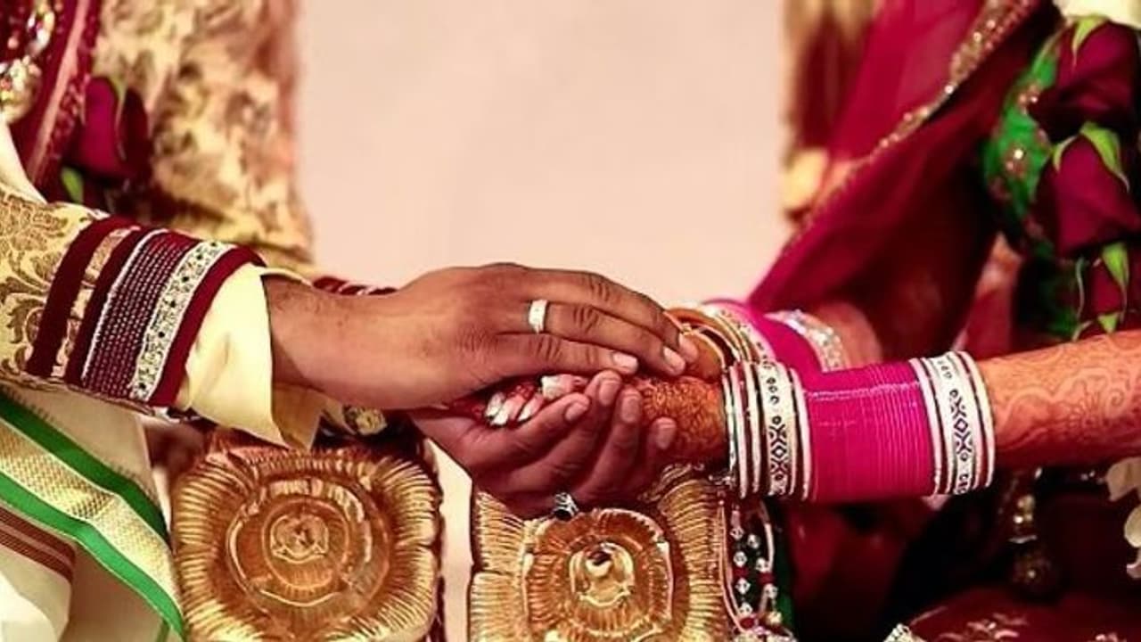 నాలుగో భార్య ఫిర్యాదు: బయటకొచ్చిన నిత్యపెళ్లికొడుకు లీలలు నాలుగో భార్య ఫిర్యాదు: బయటకొచ్చిన నిత్యపెళ్లికొడుకు లీలలు