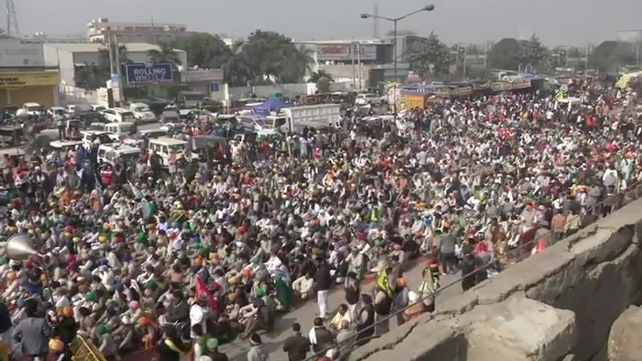 7वें दिन भी किसान आंदोलन जारी, कृषि मंत्री नरेंद्र तोमर बोले जल्द सुलझ जाएगा मामला, विपक्ष न करे राजनीति 7वें दिन भी किसान आंदोलन जारी, कृषि मंत्री नरेंद्र तोमर बोले जल्द सुलझ जाएगा मामला, विपक्ष न करे राजनीति